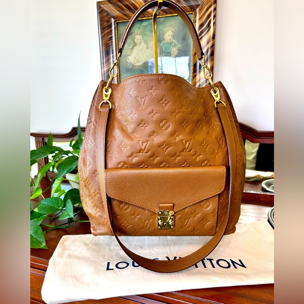 Authentic Louis Vuitton Metis Hobo in Empriente leather with Gold Hardware
